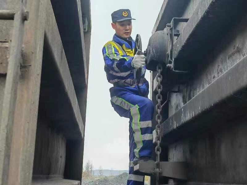 老陈在灯塔上住了整整四十年。