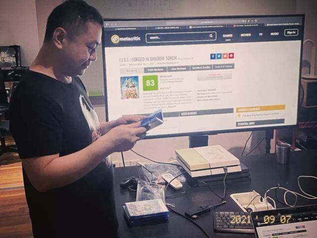 屏幕亮起来的一瞬间,他感觉自己好像被什么东西轻轻地、不可逆转地摇晃了一下。