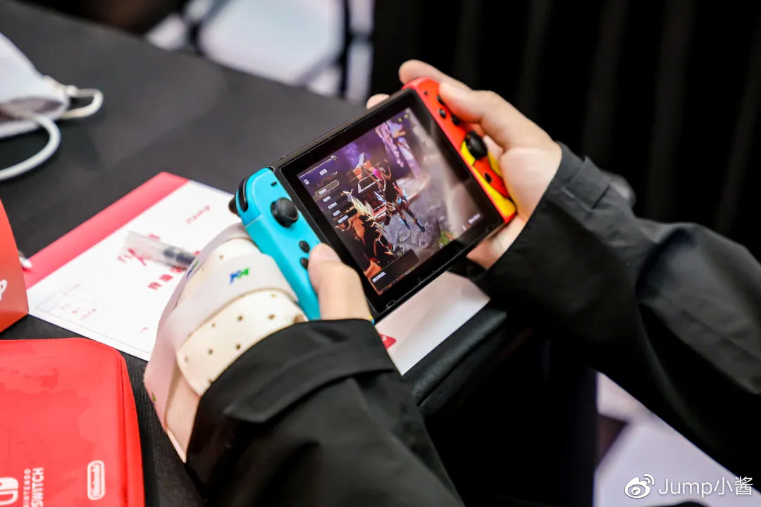 在知乎搜索Switch圈子,你会发现许多看似矛盾的提问,为什么玩个游戏都要分三六九等?;想找个一起玩动森的女生,结果被骂渣男;为什么感觉Switch玩家都很穷?