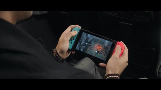 提到任天堂Switch的Online服务,全球玩家想到的是云存档、会员专属红白机游戏、以及喷射战士3动物森友会里热闹的联机派对。然而,一旦关键词加上国行二字,画风便瞬间变得微妙起来。