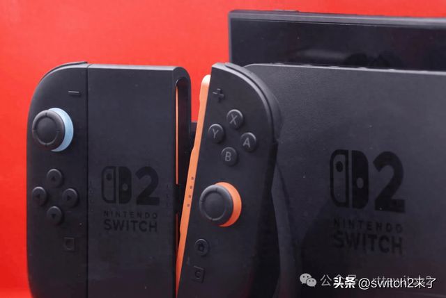 先说结论,在默认的休眠状态下,Switch2确实可能不给手柄充电,或者充电速度极其缓慢。但这并不是硬件故障,而是任天堂在功耗控制和电池健康之间做的一种平衡设计。