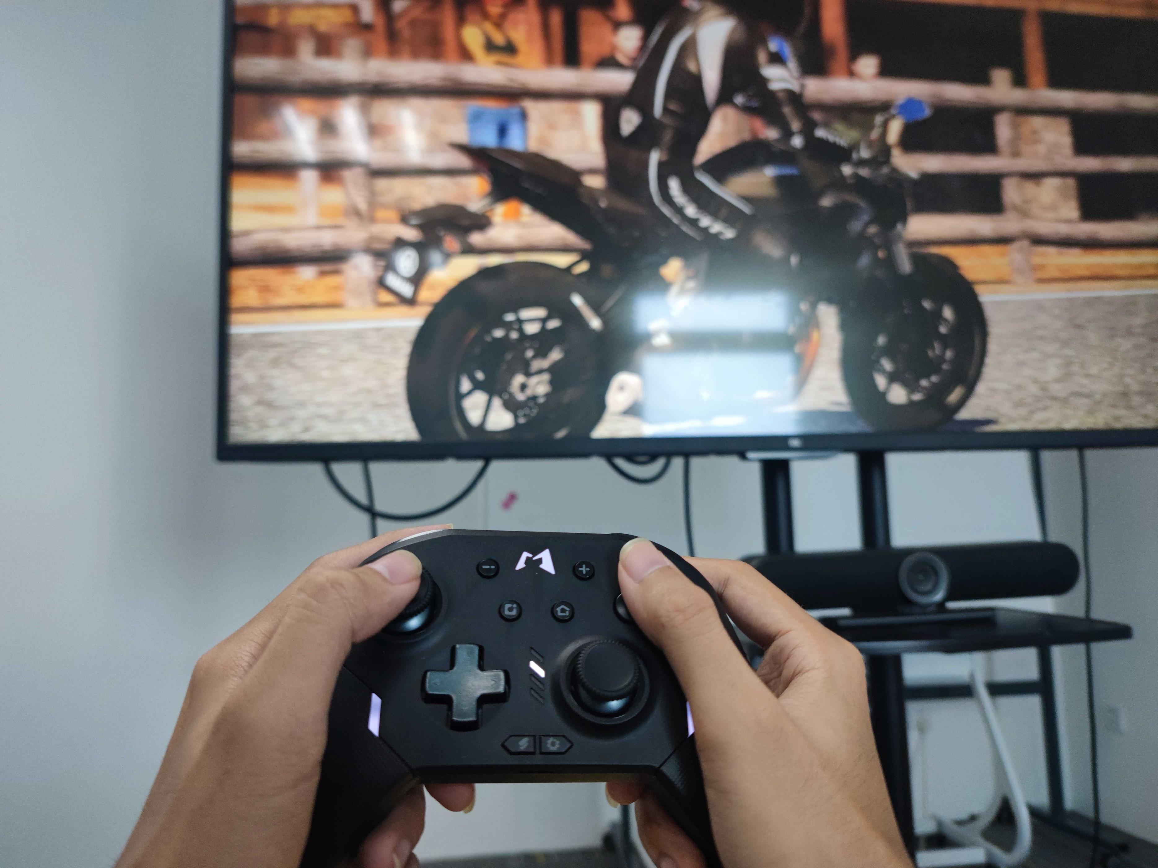 盼了整整一个春天,Switch 2 主机终于在首发日冲进家门,而我提前预定的 Pro 2 手柄也几乎同步到货。快递箱撕开的那一刻,心跳漏了半拍——这一次,任天堂终于把Pro做成了真正的Pro。