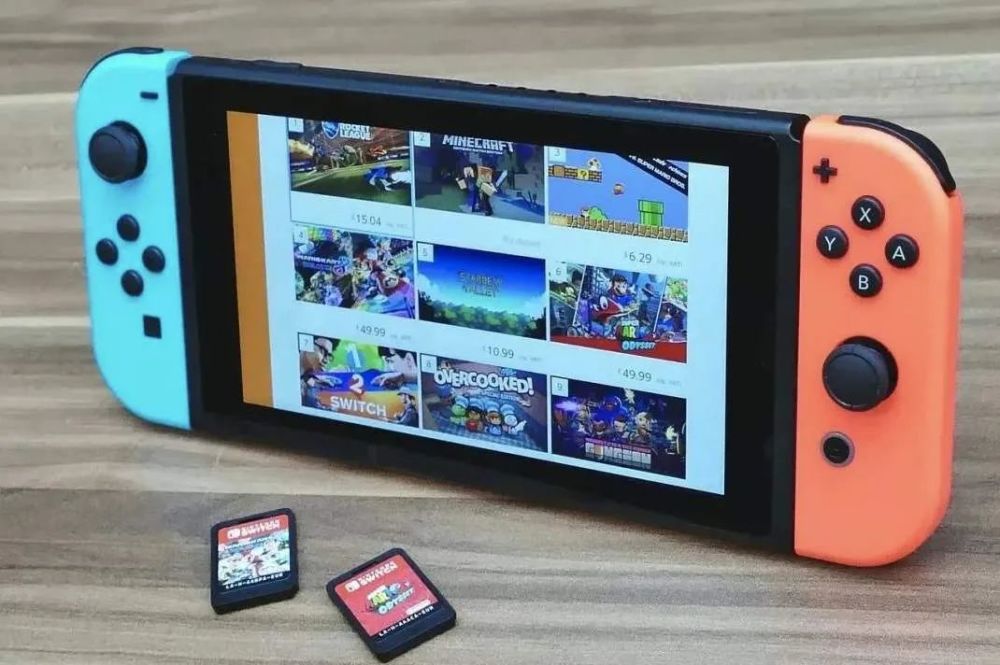 距离任天堂下一代主机 Switch 2 正式亮相的日子越来越近,玩家们的期待也持续升温。除了性能、屏幕、手柄这些硬核参数之外,最近讨论最热烈的——竟然是颜色。